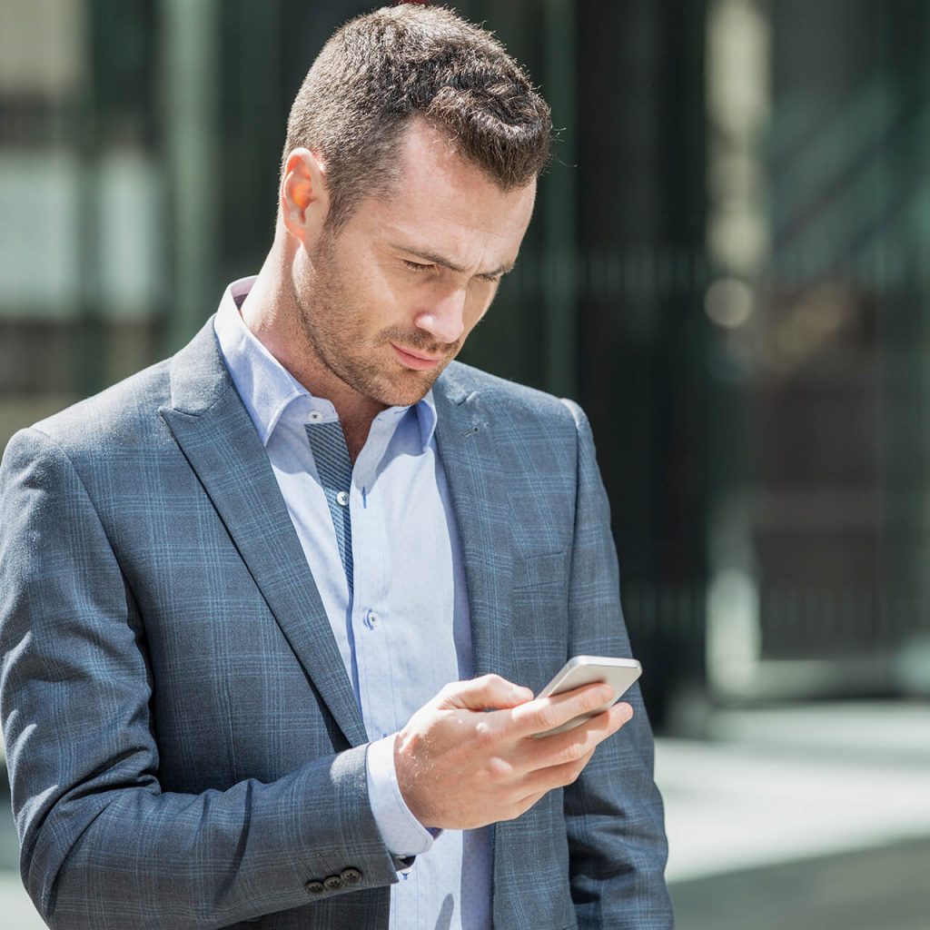 Geschäftsführer am Smartphone